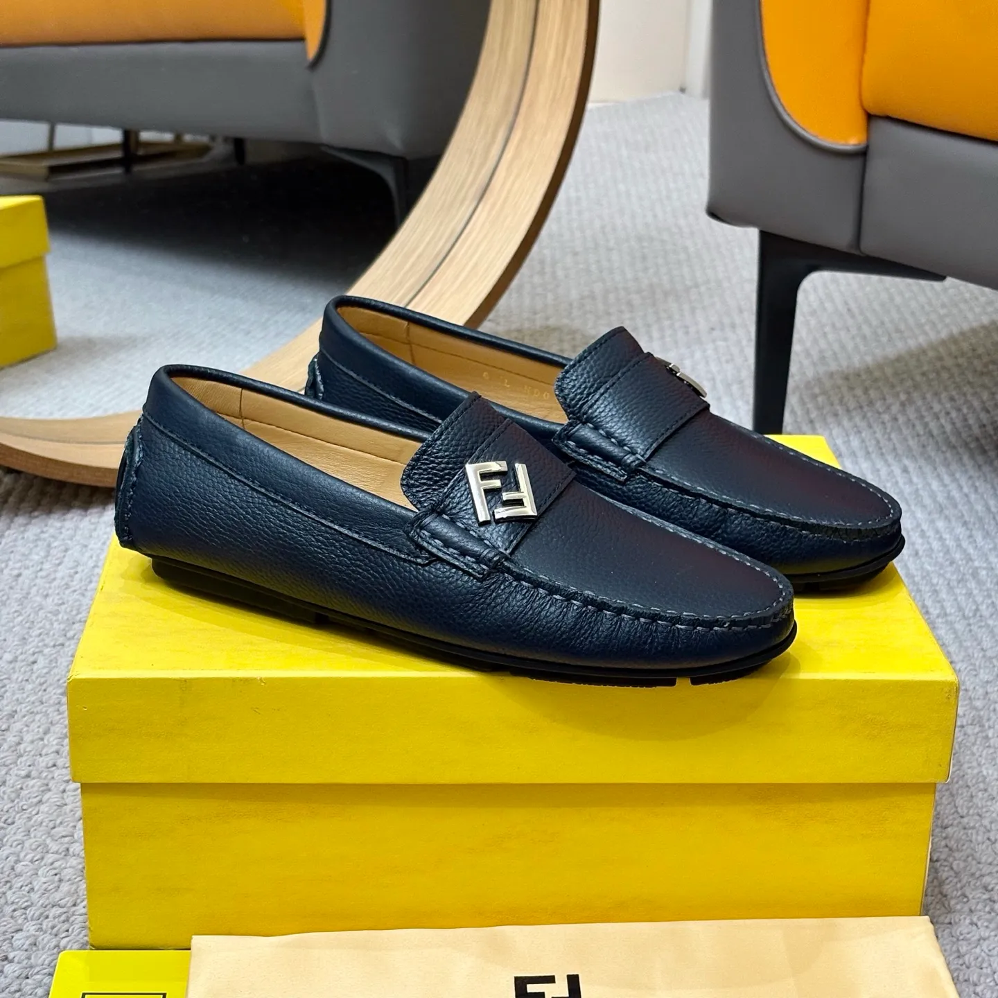 Men's shoes 💰420 [FENDI Fendi] 2⃣️0⃣️2⃣️5️⃣New Milan men's fashion lazy catwalk style ✅ fashionable casual beanie shoes, imported calfskin fabric, super smooth texture, sweat-absorbent and breathable, (sheepskin lining). Metal LOGO on the shoe body, Medusa avatar, irregular avatar, high-end craftsmanship logo✅ French Loft set foot design style 👟Low-key and elegant, great on-foot effect... Men's shoe size: 38-46 (4-12)